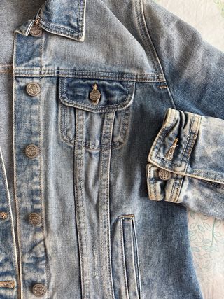 Chaqueta vaquera desgastada