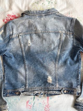 Chaqueta vaquera desgastada