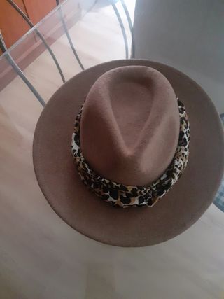Sombrero marrón con estampado animal