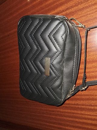 Bolso negro acolchado