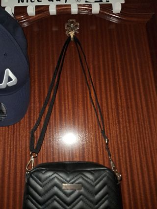 Bolso negro acolchado