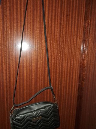 Bolso negro acolchado