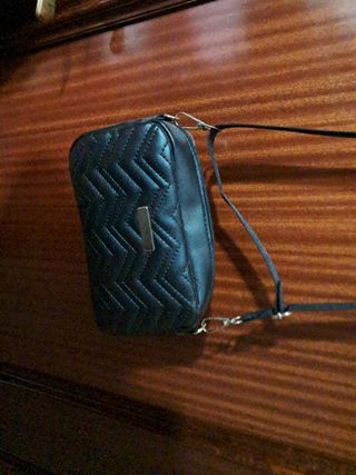 Bolso negro acolchado