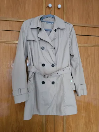 Trench corto Stradivarius beige