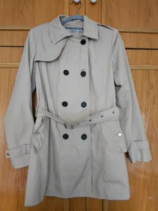 Trench corto Stradivarius beige