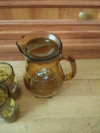 Jarra y 6 vasos ámbar con flores