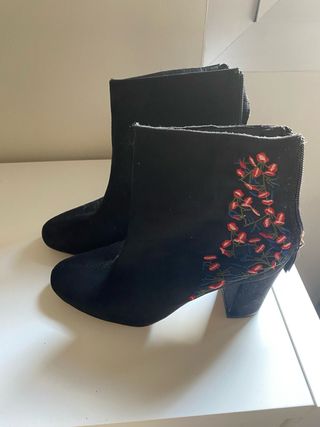 Botines Sfera bordados negros
