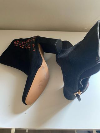 Botines Sfera bordados negros