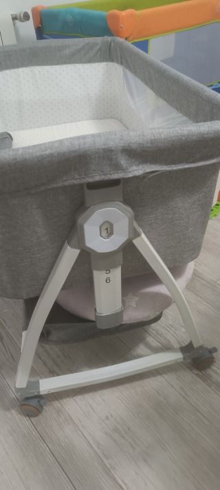 Cuna de bebé gris con ruedas