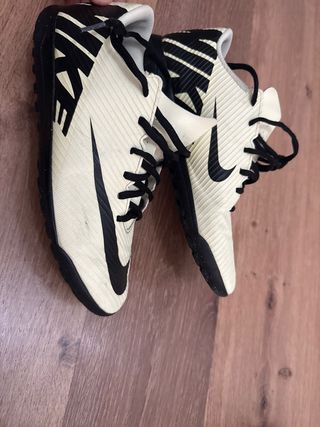 Zapatillas de fútbol Nike Beige y Negro 