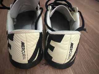 Zapatillas de fútbol Nike Beige y Negro 