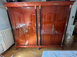 Armario de madera con mesillas y comoda a juego
