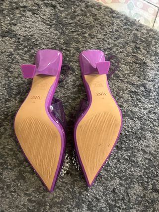 Zapatos de tacón transparentes Zara con pedrería