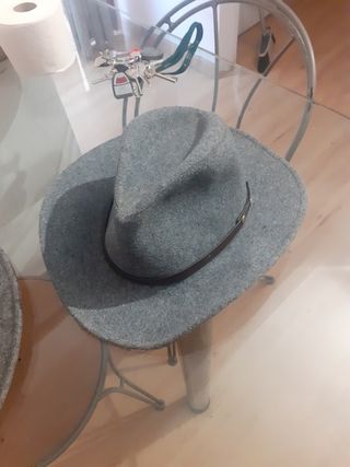 2 Sombreros grises