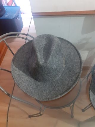 2 Sombreros grises