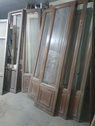 Puertas antiguas de madera y cristal