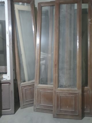 Puertas antiguas de madera y cristal