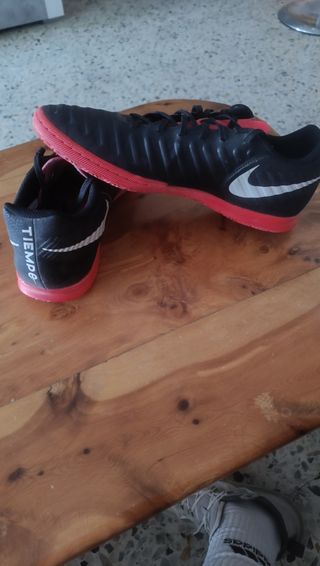 Deportivas Futsal Nike Tiempo Negras y Rojas