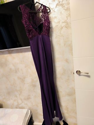Vestido largo morado con encaje