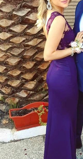 Vestido largo morado con encaje