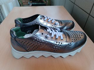 Zapatos de piel plateados talla 41