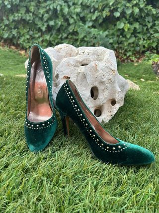 Zapatos de tacón Mascaró verdes con tachuelas
