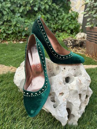 Zapatos de tacón Mascaró verdes con tachuelas