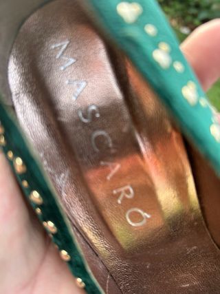 Zapatos de tacón Mascaró verdes con tachuelas
