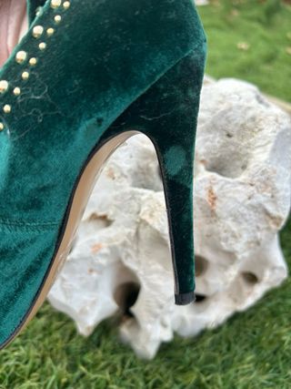 Zapatos de tacón Mascaró verdes con tachuelas