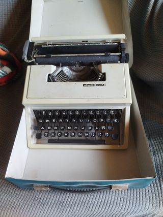 Máquina de escribir Olivetti DORA,