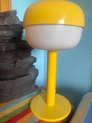 Lámpara de mesa Ikea amarilla y blanca