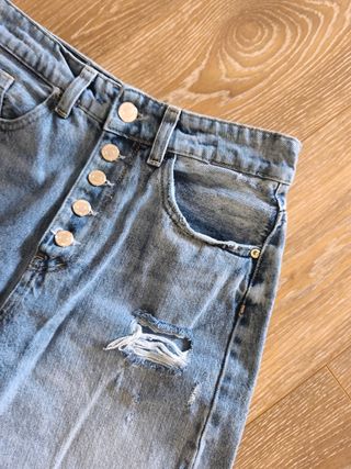 Pantalón vaquero roto tiro alto