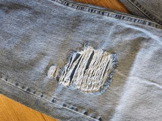 Pantalón vaquero roto tiro alto