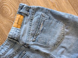 Pantalón vaquero roto tiro alto