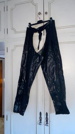 Pantalones estilo chap de cuero sintético