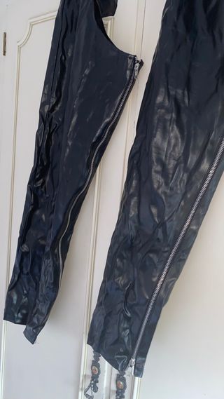 Pantalones estilo chap de cuero sintético