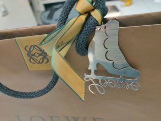 Bolsa regalo Loewe vintage con charm patín
