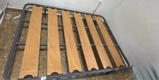 Base de cama metálica con lamas de madera