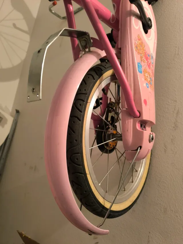 Bicicleta infantil rosa con cestilla