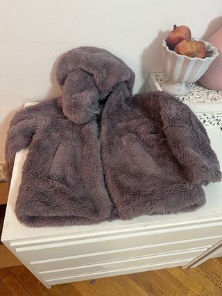 Abrigo niña morado peludo con capucha