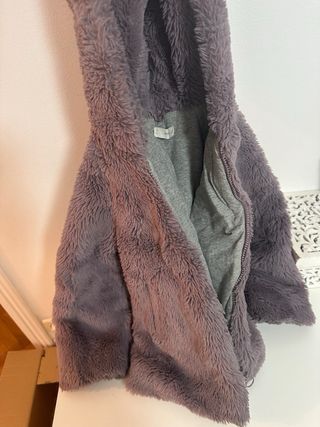 Abrigo niña morado peludo con capucha