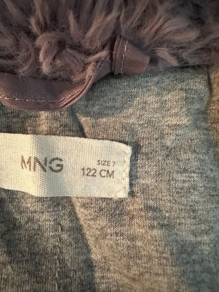 Abrigo niña morado peludo con capucha