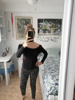 Jersey Hollister Negro y Pantalón Lunares