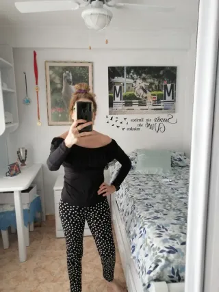 Jersey Hollister Negro y Pantalón Lunares