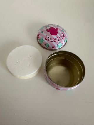 Caixa de metal La Petra com esponja.