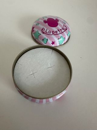 Caixa de metal La Petra com esponja.