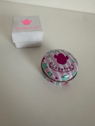 Caixa de metal La Petra com esponja.