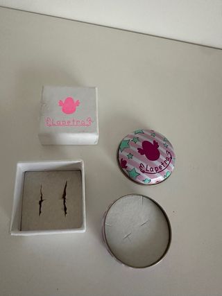 Caixa de metal La Petra com esponja.