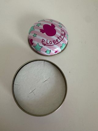 Caixa de metal La Petra com esponja.