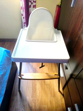 Trona IKEA con bandeja y reposapiés